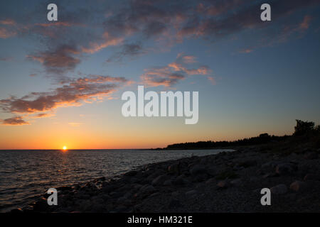 Coucher du soleil sur la plage vu du phare, l'Île de Kihnu, Estonie Banque D'Images