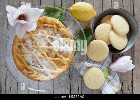 Produits de pâtisserie typique florentine : biscuits sablés et mamie gâteau à la ricotta, la crème anglaise et les graines de pin. Banque D'Images