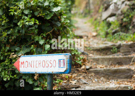 Panneau indiquant la voie à Monterosso Cinque Terre sur le sentier de randonnée dans la province de La Spezia, Italie Banque D'Images