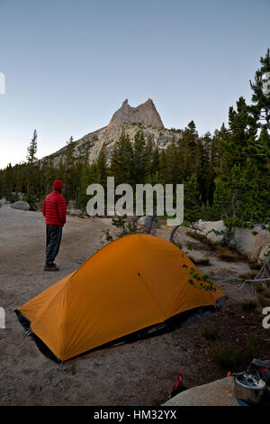 Californie - soirée au camping le long de la piste de John Muir à Cathedral Lakes dans l'arrière-pays du Parc National de Yosemite. Banque D'Images