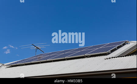 Panneaux solaires installés sur le toit métallique. Banque D'Images