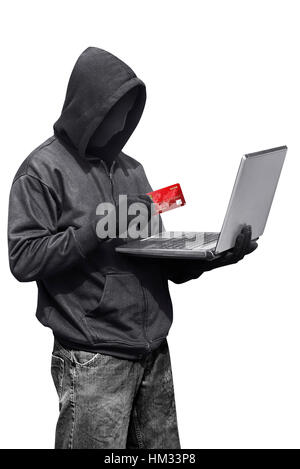 Pirate homme portant un masque anonyme holding laptop et une carte de crédit alors que l'article contre isolé sur fond blanc Banque D'Images