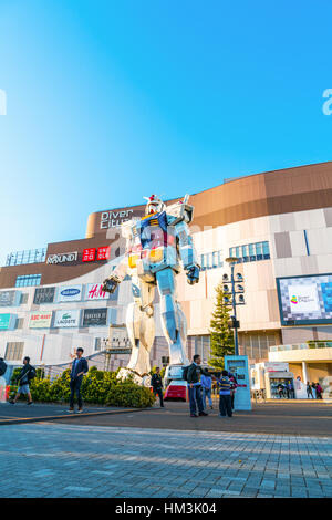 Performances à l'extérieur pleine taille Gundam DiverCity Plaza Tokyo, Odaiba, Tokyo, Japon - 27 novembre 2015 : il est 18m de haut La sculpture du célèbre anime fra Banque D'Images