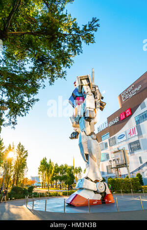 Performances à l'extérieur pleine taille Gundam DiverCity Plaza Tokyo, Odaiba, Tokyo, Japon - 27 novembre 2015 : il est 18m de haut La sculpture du célèbre anime fra Banque D'Images