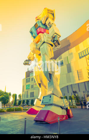 Performances à l'extérieur pleine taille Gundam DiverCity Plaza Tokyo, Odaiba, Tokyo, Japon - 27 novembre 2015 : il est 18m de haut La sculpture du célèbre anime fra Banque D'Images