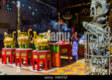 YANGON, MYANMAR - Novembre 25, 2016 : femme priant au Temple chinois Kheng Hock Keong Yangon (Rangoon) au Myanmar (Birmanie) Banque D'Images