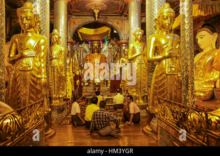 YANGON, MYANMAR - Novembre 25, 2016 : les gens priant de la pagode Shwedagon à Yangon (Rangoon) au Myanmar (Birmanie) Banque D'Images