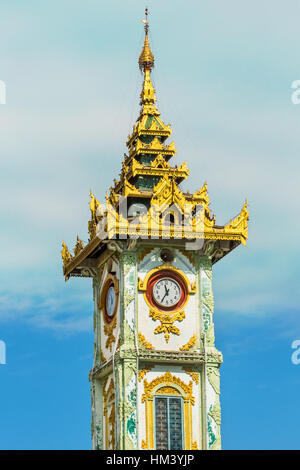 Tour de l'horloge du Maha Myat Muni Pagoda temple ville Mandalay Myanmar (Birmanie) Banque D'Images