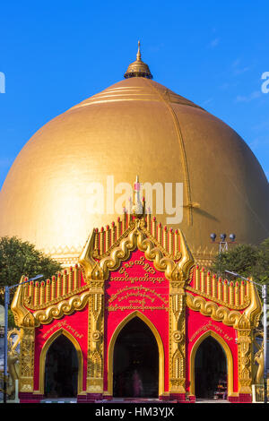 Dôme doré de la Pagode Kaunghmudaw Rhône-Alpes Myanmar (Birmanie) Banque D'Images
