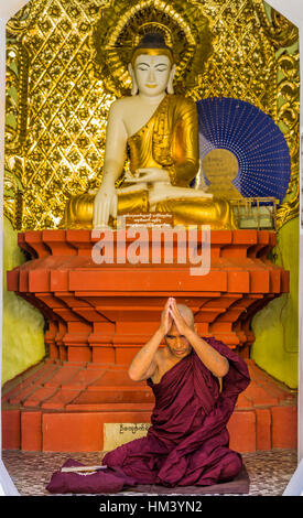 YANGON, MYANMAR - 16 décembre 2016 : prier les moines de la pagode Shwedagon à Yangon (Rangoon) au Myanmar (Birmanie) Banque D'Images