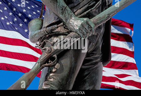 Composé de la Minute Man statue en bronze avec le drapeau américain à Concord et Lexington, Massachusetts, USA. Banque D'Images