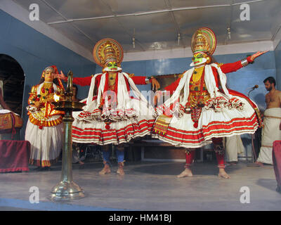 Les danseurs de Kathakali sur scène des histoires de sainte hindoue Ramayana et Mahabharata. Kerala, Inde, Kerala, Inde. Kathakali est l'une des principales formes de Banque D'Images