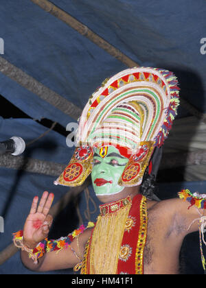 Danseuse de Kathakali performing , Kerala, Inde. Kathakali est l'une des principales formes de danse classique indienne. C'est une autre histoire de l'art, genre de jeu b Banque D'Images