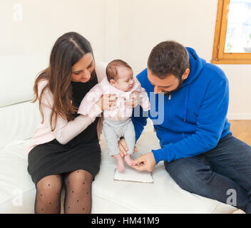 Empreinte d'un nouveau-né avec maman et papa. Banque D'Images