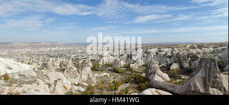 Vue panoramique de caractéristiques inhabituelles de Göreme, Turquie rocky Banque D'Images