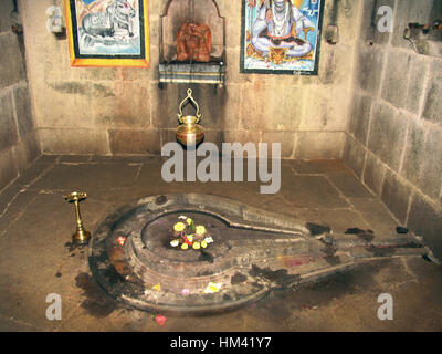 Intérieur du temple du dieu Shiva à l'ancienne Mahabaleshwara, Satara, Maharashtra, Inde Banque D'Images