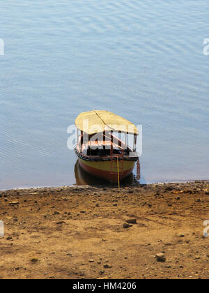 Voile, barrage Koyna backwaters. Tapola, Maharasthra, Inde Banque D'Images