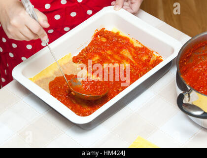 Préparation de la lasagne fait maison. Recettes de pâtes italiennes à la sauce tomate et la viande hachée. Banque D'Images