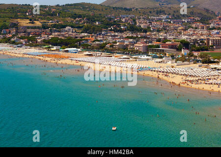 Paysage estival de la côte de la mer Méditerranée. Baie de Gaeta, Serapo en Italie. Banque D'Images