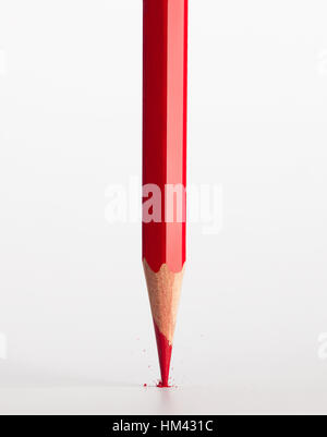 Bout cassé de crayon rouge isolé sur fond blanc. Banque D'Images