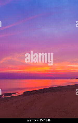 Sai Thong Plage avec le coucher du soleil au crépuscule, la mer à Rayong, Thaïlande Banque D'Images