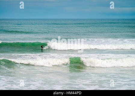 Adelaide, Australie - le 14 août 2016 : Surfer la vague à glissement Middleton Beach sur un jour. Middleton beach est l'un des lieux les plus célèbres de surfi Banque D'Images