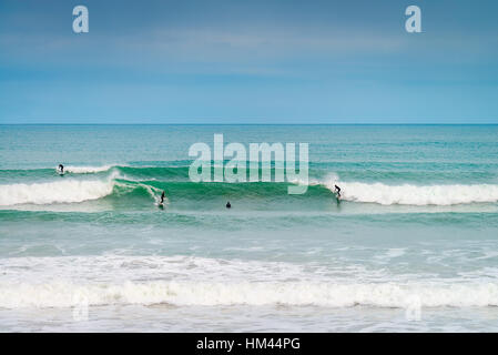 Adelaide, Australie - le 14 août 2016 : Surfers glissant le vagues à Middleton Beach sur un jour. Middleton beach est l'un des lieux les plus célèbres de sur Banque D'Images