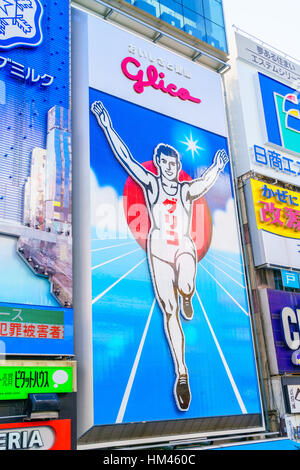 Osaka, Japon - 30 novembre 2015 : Glico billboard est une icône de Dotonbori Dotonbori, est l'une des principales destinations touristiques d'Osaka. Banque D'Images