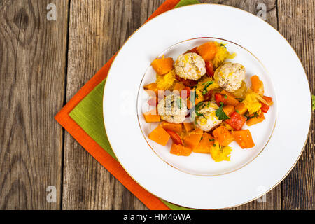 Ratatouille avec des boulettes de viande sur une plaque blanche Banque D'Images