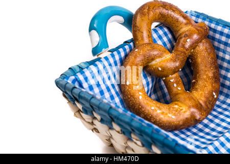 Bretzels doux sur un beau tissu dans un panier en osier sur un whi Banque D'Images