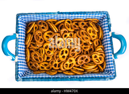 Bretzels doux sur un beau tissu dans un panier en osier sur un whi Banque D'Images