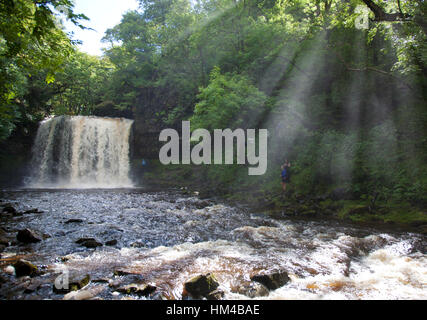 Visiteurs à la cascade Sgwd Brecon-an-Eira près de Penderyn dans le sud du Pays de Galles Banque D'Images
