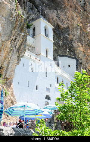 Ostrog, Monténégro - 27 juin 2014 : les croyants alignés pour la visite de la monastère d'Ostrog, près de Danilovgrad au Monténégro Banque D'Images