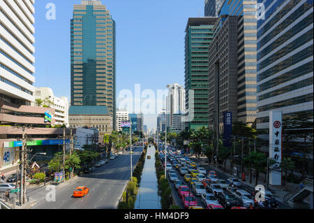 Trafic et édifices le long de Sathon Road, dans le centre-ville de Bangkok Banque D'Images