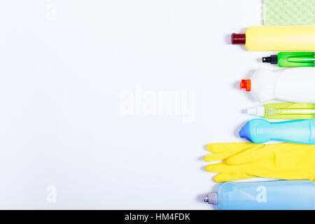 Jaune, Bleu et vert bouteille avec des gants et des éponges de nettoyage, couché sur un fond blanc, la place pour le texte, vue du dessus Banque D'Images