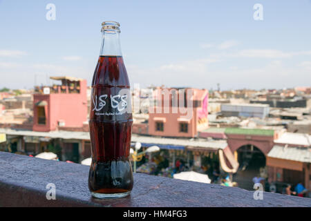 MARRAKECH, MAROC - 29 Apr 2016 : bouteille de Coca-Cola classique avec le logo de l'Arabe. Banque D'Images