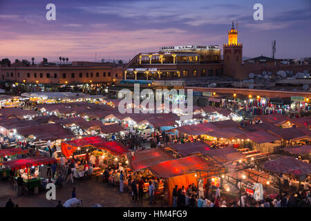 MARRAKECH, MAROC - 29 Apr 2016 : stands de nourriture au coucher du soleil sur la place Djemaa El Fna. Dans la soirée, le grand carré se remplit de stands de nourriture, l'attracti Banque D'Images