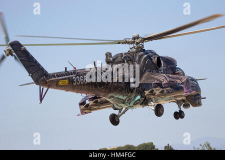 Saragosse, Espagne - Mai 20,2016 : peint spécial République Tchèque Air Force attaque Mil Mi-24 Hind hélicoptère décollant de la base aérienne de Saragosse. Banque D'Images