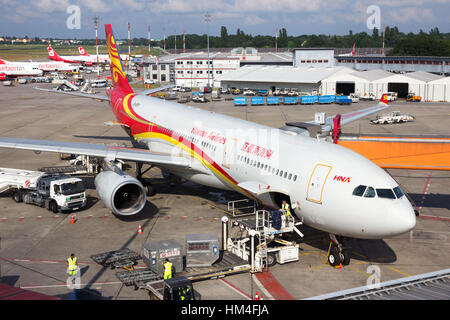 BERLIN - 1 juin : Airbus A330 à partir de Hainan Airlines à l'entrée de l'Aéroport International de Berlin-Tegel Banque D'Images