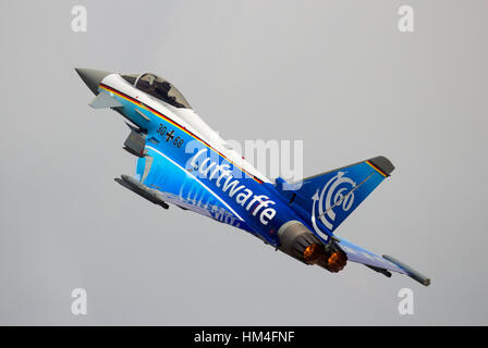 BERLIN - Jun 2, 2016 : La Force aérienne allemande peint spécial Eurofighter Typhoon le décollage pour une démonstration de vol au Berlin ILA Airshow Banque D'Images