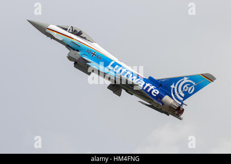 BERLIN - Jun 2, 2016 : La Force aérienne allemande peint spécial Eurofighter Typhoon le décollage pour une démonstration de vol au Berlin ILA Airshow Banque D'Images