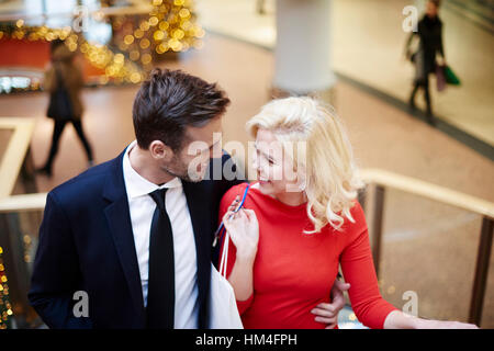 Shopping couple sur l'escalator in mall Banque D'Images