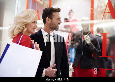 Close up of mature couple dans le shopping mall Banque D'Images