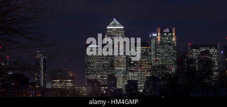 Vue panoramique de Canary Wharf au crépuscule montrant les bureaux du quartier financier de Londres, le centre de services bancaires au Royaume-Uni. Banque D'Images