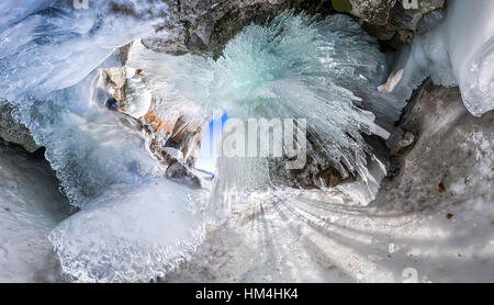 Panorama à l'aube dans une grotte de glace avec les glaçons sur Baïkal, l'île Olkhon. Banque D'Images