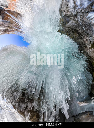 Panorama à l'aube dans une grotte de glace avec les glaçons sur Baïkal, l'île Olkhon. Banque D'Images