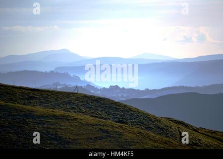 Aube matin brouillard dans les vallées du nord du Pays de Galles à Snowdonia vers Banque D'Images