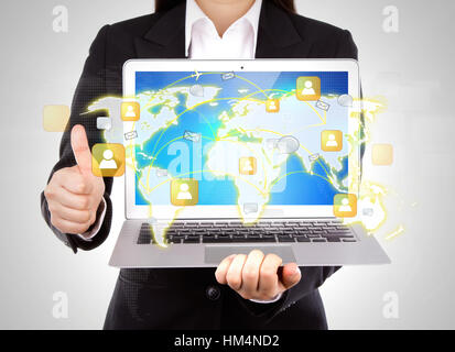 La tenue d'un homme d'open laptop voir réseau social avec thumb up isolé sur fond blanc Banque D'Images