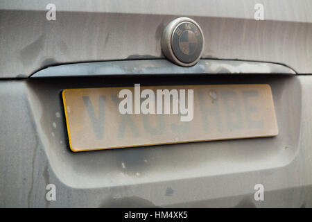 Une sale obscure partiellement obscurci / numéro d'enregistrement sur la plaque d'une voiture. UK Banque D'Images