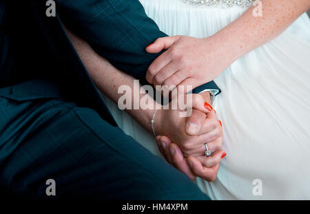 Regarder un couple de joie le jour de leur mariage en tant qu'ils sont mariés à Sussex, UK. Banque D'Images